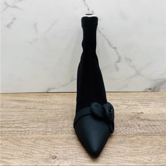 Flower Heeled booties. Boots - Picture 4 of 9